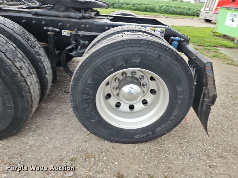 image for item LM9090 2016 Peterbilt 579  semi truck