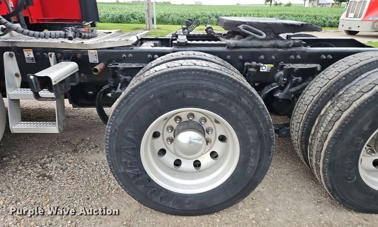 image for item LM9090 2016 Peterbilt 579  semi truck