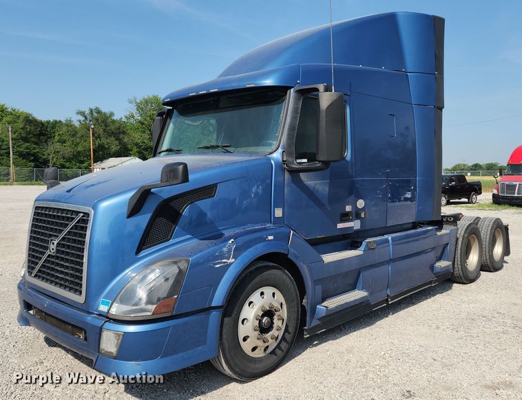 image for item LX9707 2015 Volvo VNL  semi truck