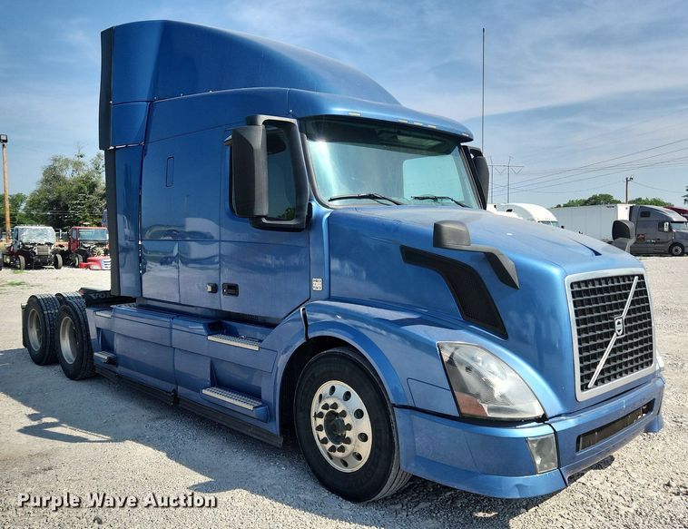 image for item LX9707 2015 Volvo VNL  semi truck