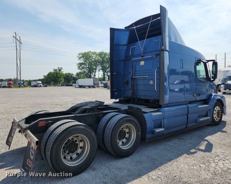image for item LX9707 2015 Volvo VNL  semi truck