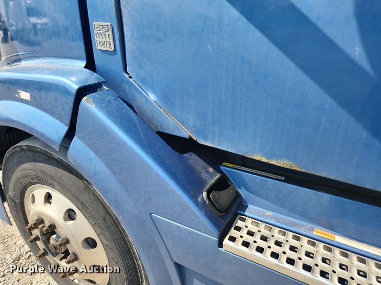 image for item LX9707 2015 Volvo VNL  semi truck