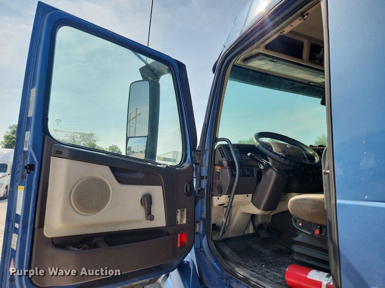 image for item LX9707 2015 Volvo VNL  semi truck