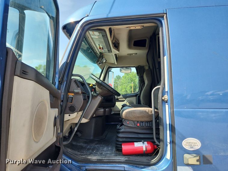 image for item LX9707 2015 Volvo VNL  semi truck