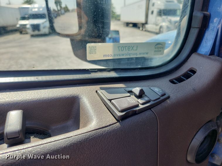 image for item LX9707 2015 Volvo VNL  semi truck