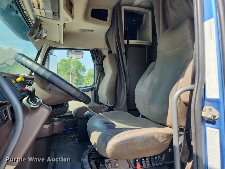 image for item LX9707 2015 Volvo VNL  semi truck