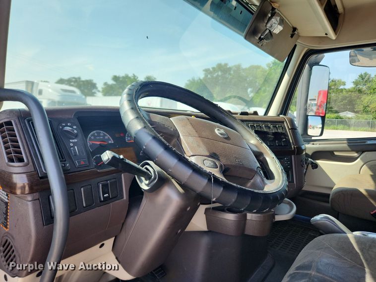 image for item LX9707 2015 Volvo VNL  semi truck