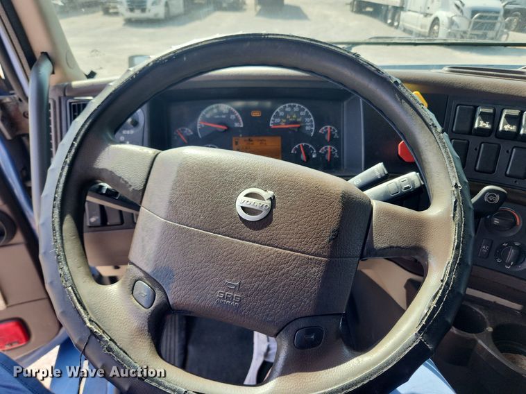 image for item LX9707 2015 Volvo VNL  semi truck