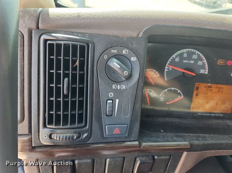 image for item LX9707 2015 Volvo VNL  semi truck