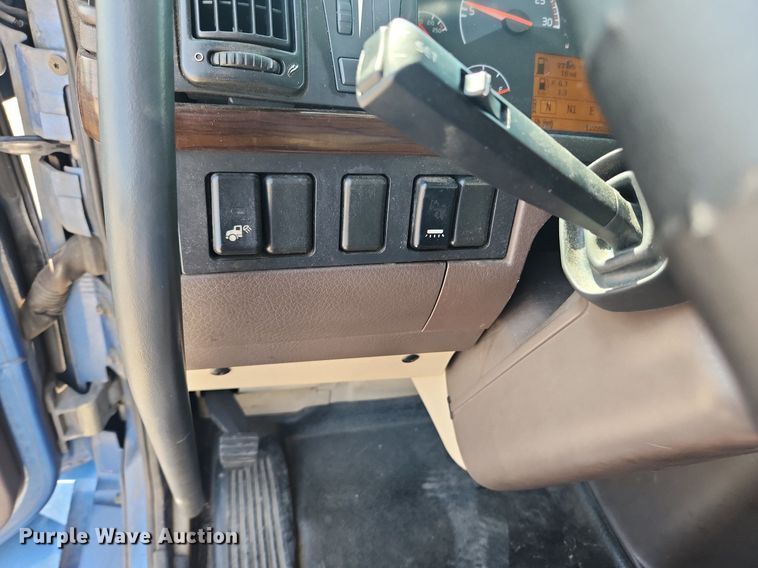 image for item LX9707 2015 Volvo VNL  semi truck