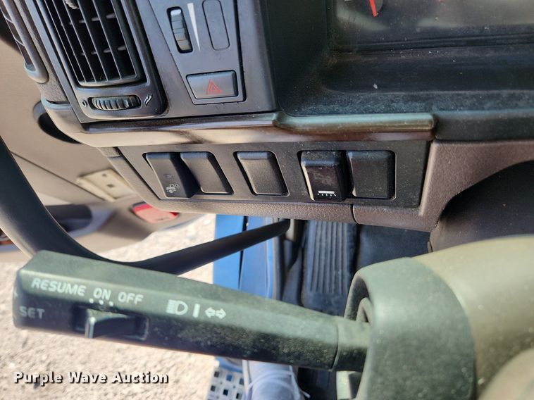 image for item LX9707 2015 Volvo VNL  semi truck