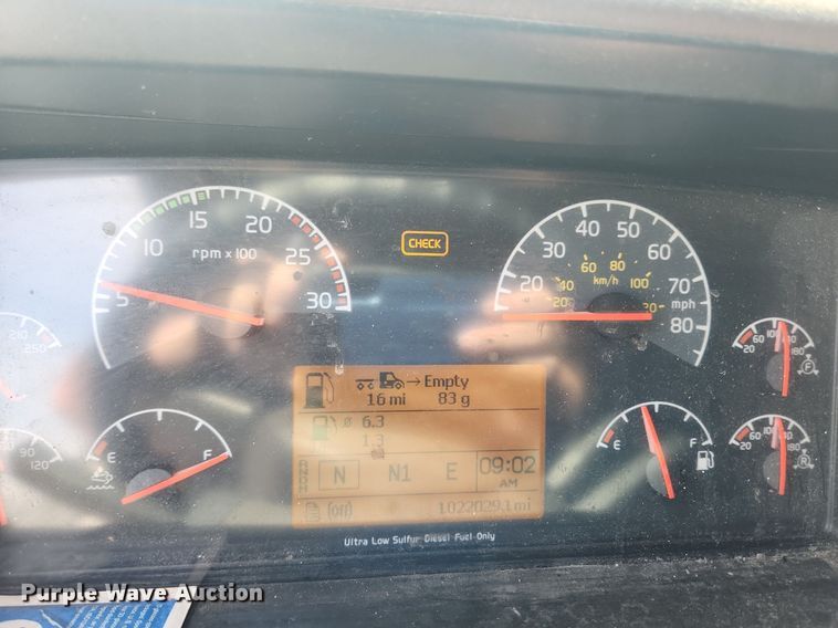 image for item LX9707 2015 Volvo VNL  semi truck