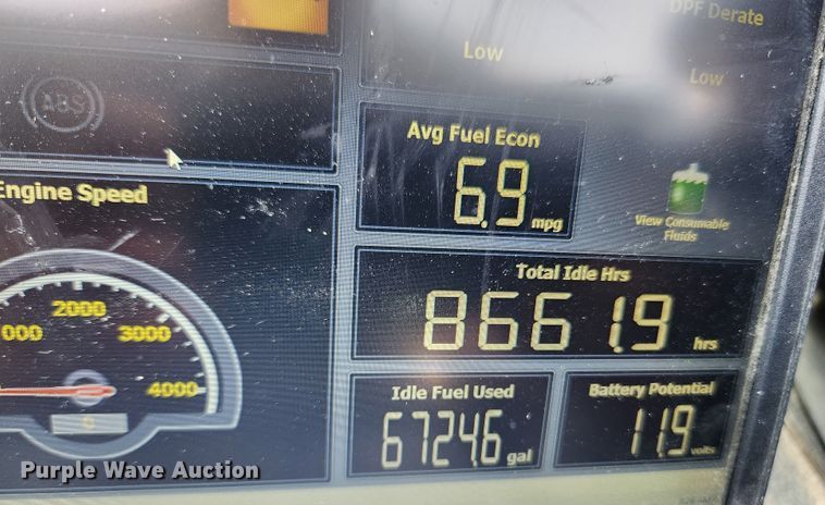 image for item LX9707 2015 Volvo VNL  semi truck