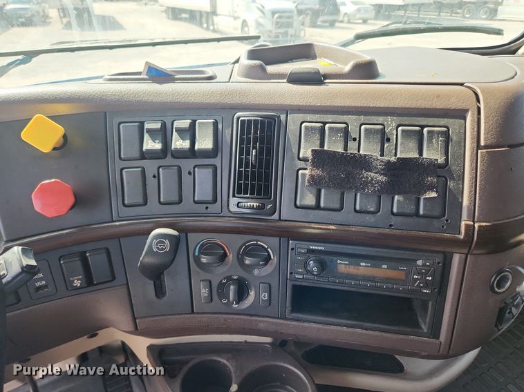 image for item LX9707 2015 Volvo VNL  semi truck