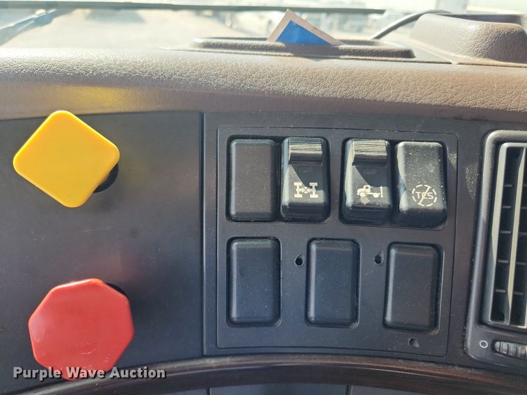 image for item LX9707 2015 Volvo VNL  semi truck