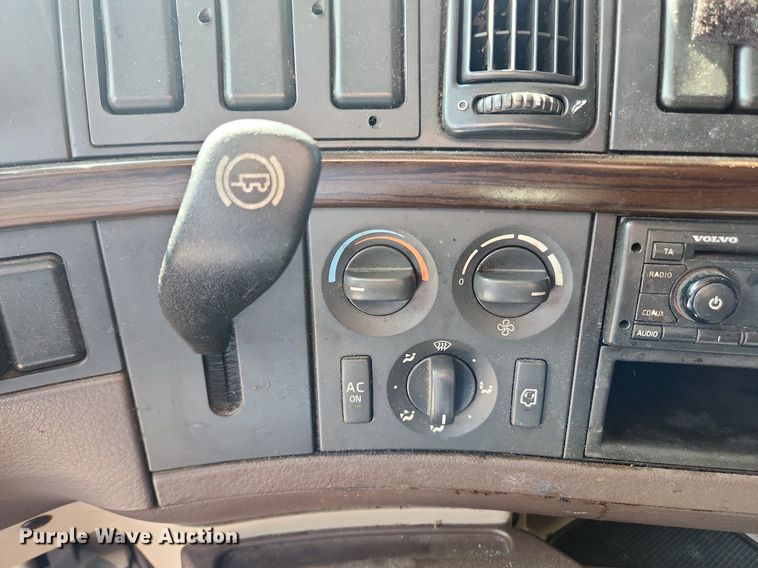 image for item LX9707 2015 Volvo VNL  semi truck