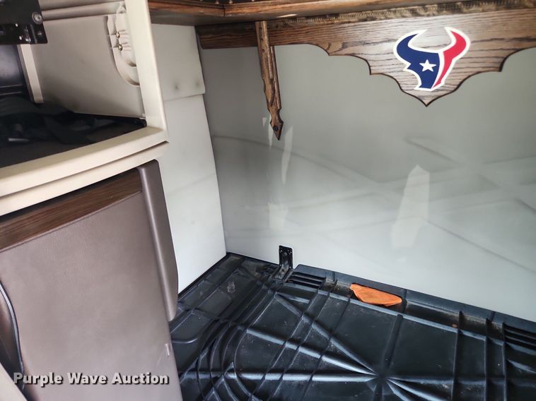 image for item LX9707 2015 Volvo VNL  semi truck