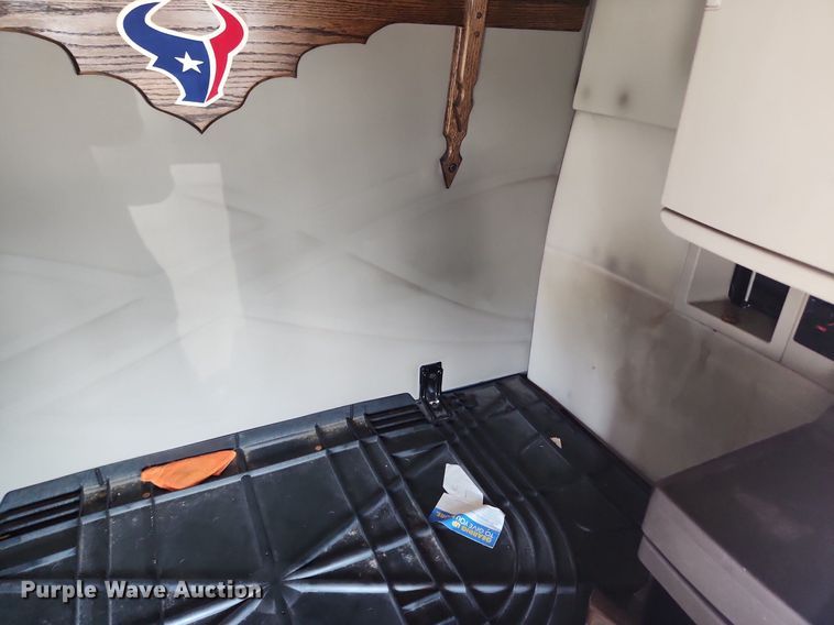 image for item LX9707 2015 Volvo VNL  semi truck