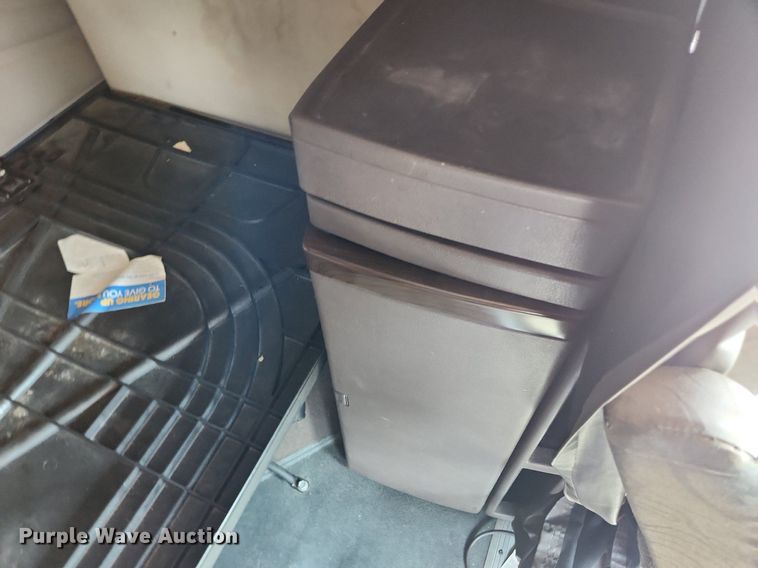 image for item LX9707 2015 Volvo VNL  semi truck