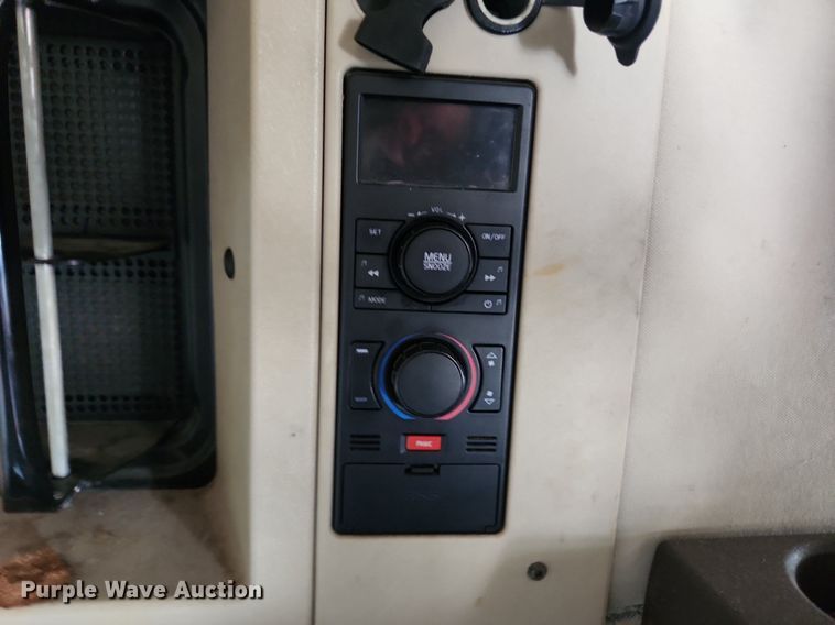 image for item LX9707 2015 Volvo VNL  semi truck