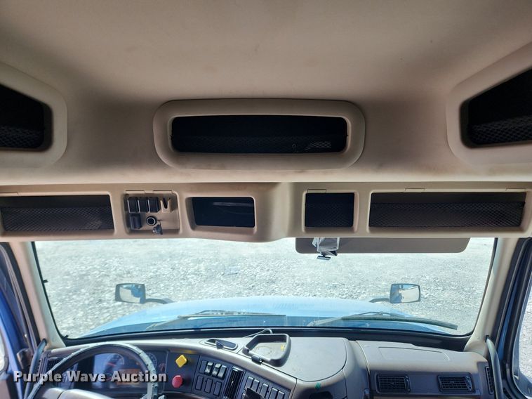 image for item LX9707 2015 Volvo VNL  semi truck