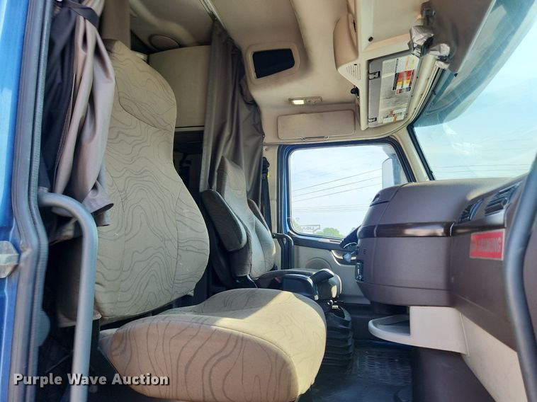 image for item LX9707 2015 Volvo VNL  semi truck