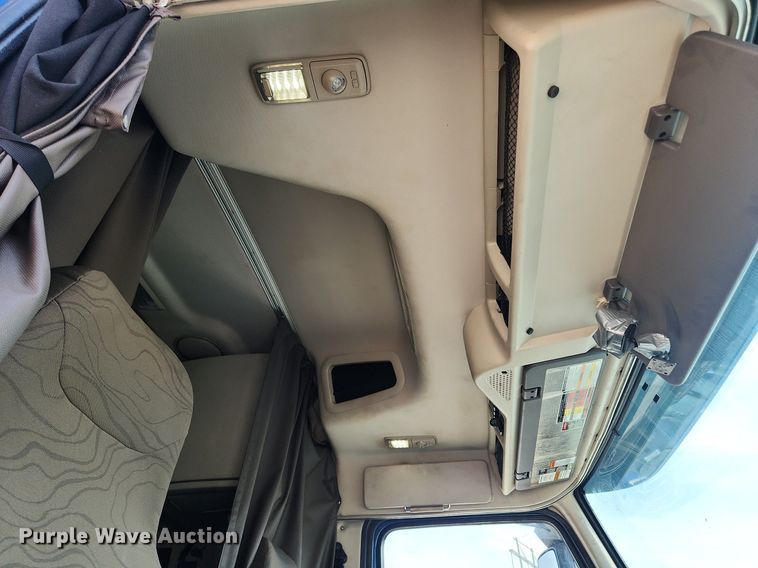 image for item LX9707 2015 Volvo VNL  semi truck