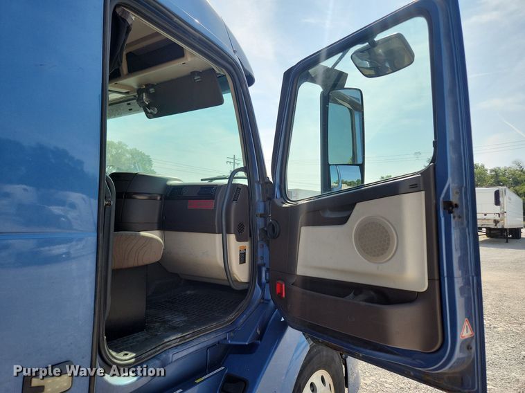 image for item LX9707 2015 Volvo VNL  semi truck