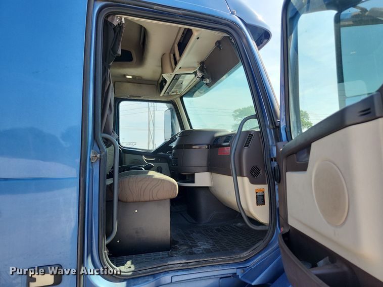 image for item LX9707 2015 Volvo VNL  semi truck