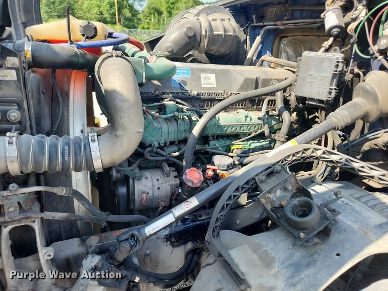 image for item LX9707 2015 Volvo VNL  semi truck