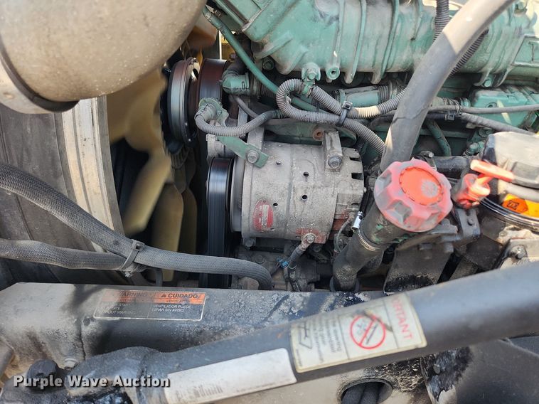 image for item LX9707 2015 Volvo VNL  semi truck