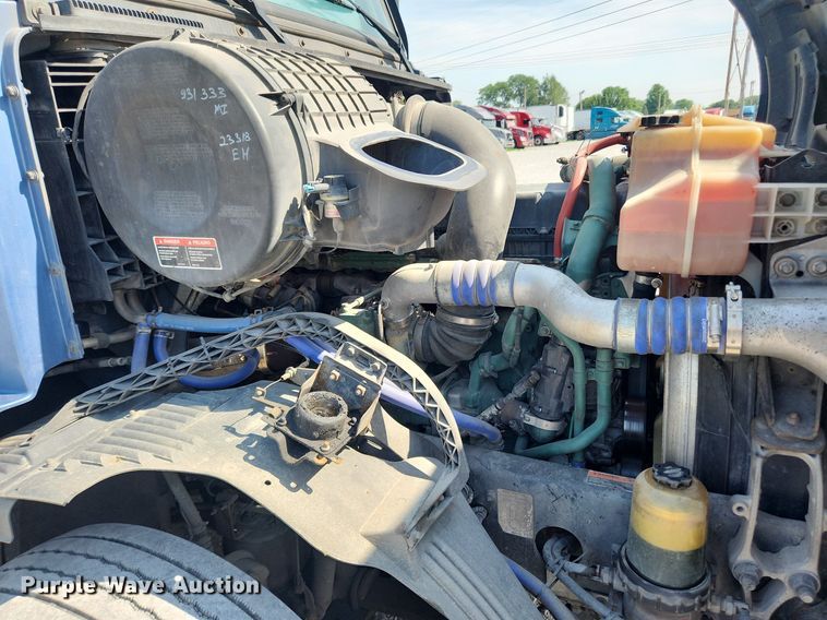 image for item LX9707 2015 Volvo VNL  semi truck