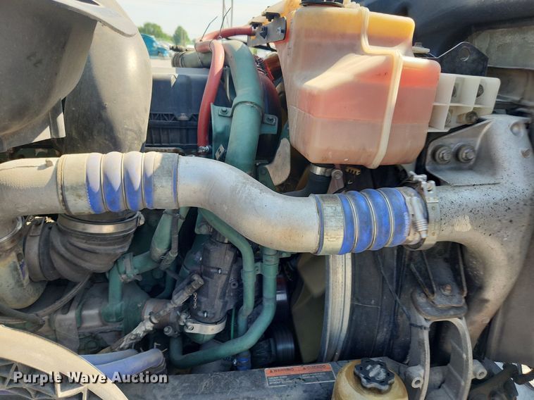 image for item LX9707 2015 Volvo VNL  semi truck