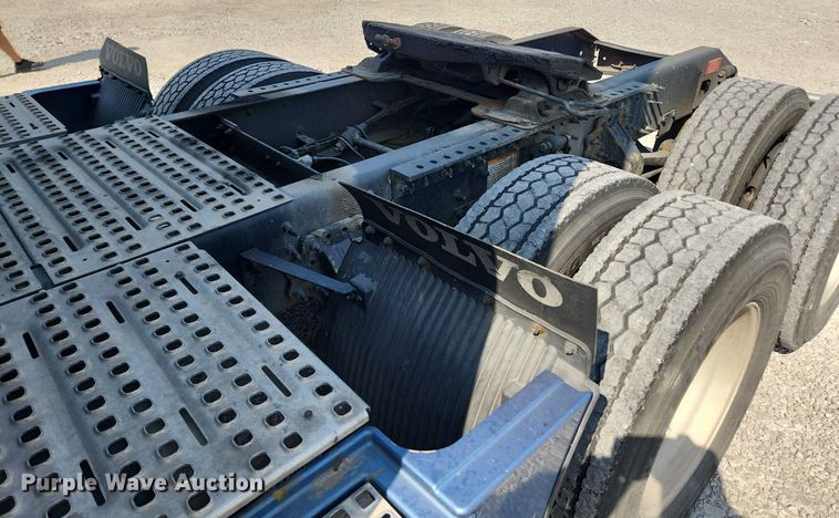 image for item LX9707 2015 Volvo VNL  semi truck