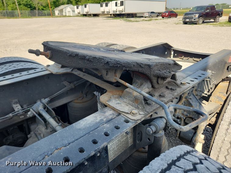 image for item LX9707 2015 Volvo VNL  semi truck