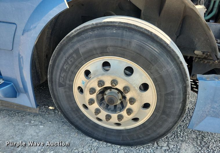 image for item LX9707 2015 Volvo VNL  semi truck