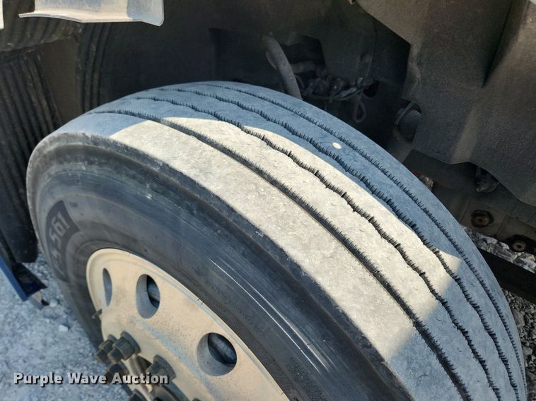 image for item LX9707 2015 Volvo VNL  semi truck