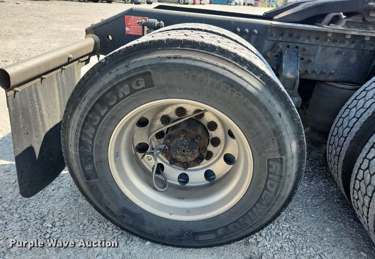 image for item LX9707 2015 Volvo VNL  semi truck