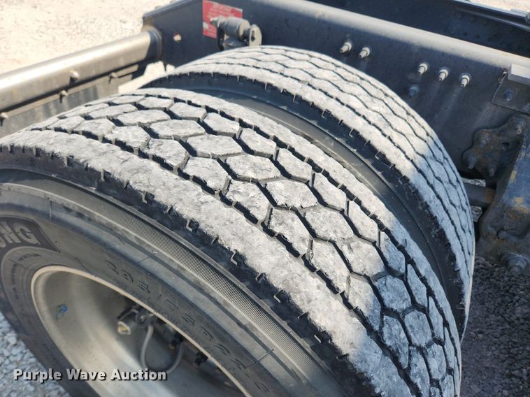 image for item LX9707 2015 Volvo VNL  semi truck