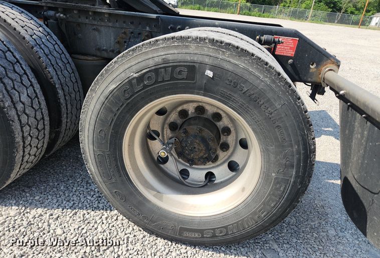 image for item LX9707 2015 Volvo VNL  semi truck