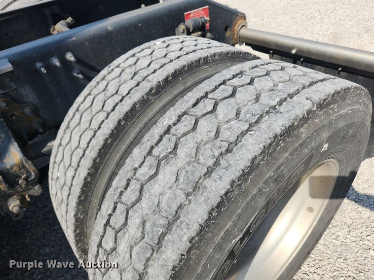 image for item LX9707 2015 Volvo VNL  semi truck