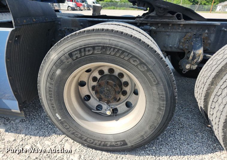 image for item LX9707 2015 Volvo VNL  semi truck