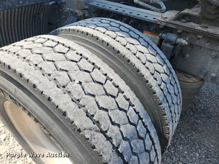 image for item LX9707 2015 Volvo VNL  semi truck