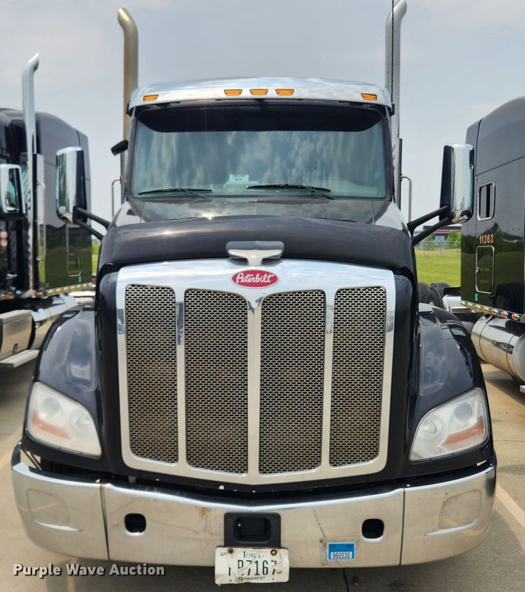 image for item LX9718 2015 Peterbilt 579  semi truck