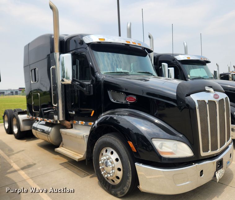 image for item LX9718 2015 Peterbilt 579  semi truck