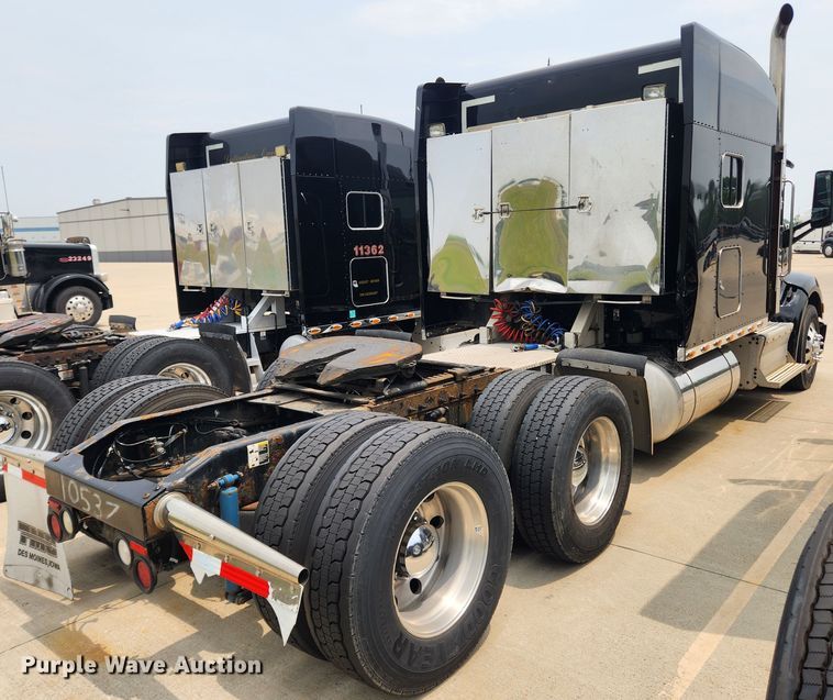 image for item LX9718 2015 Peterbilt 579  semi truck