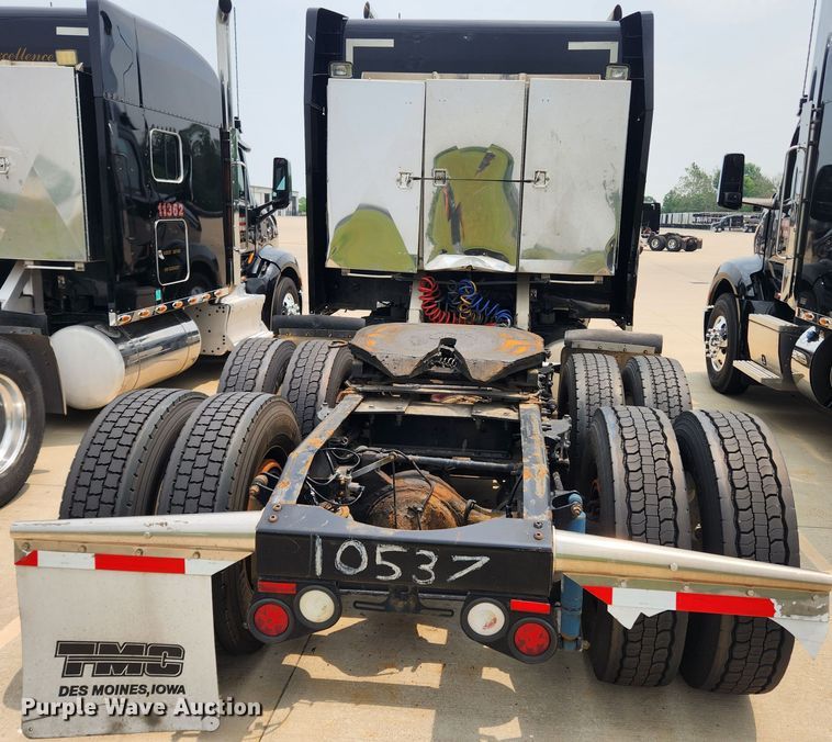 image for item LX9718 2015 Peterbilt 579  semi truck