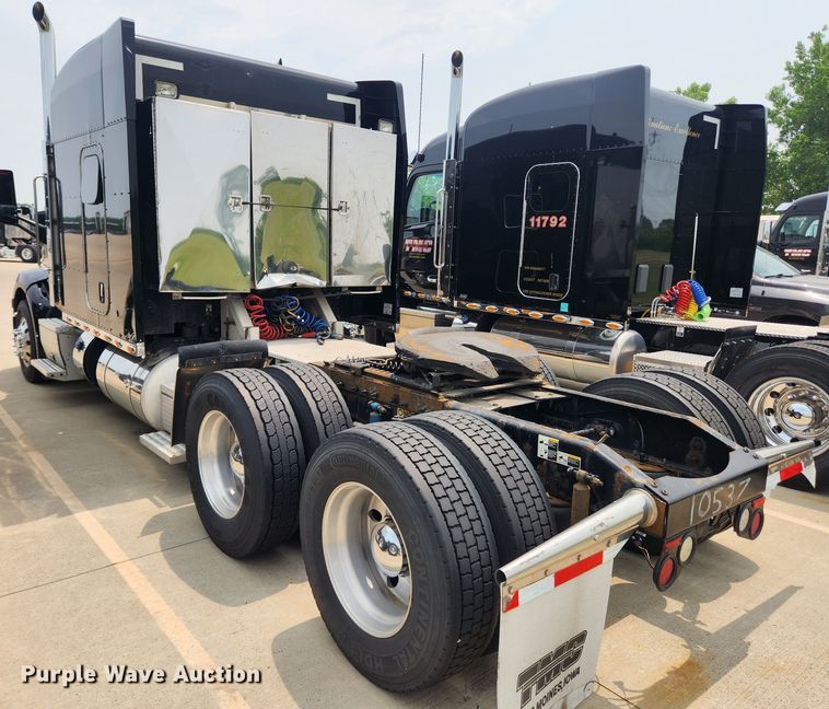 image for item LX9718 2015 Peterbilt 579  semi truck