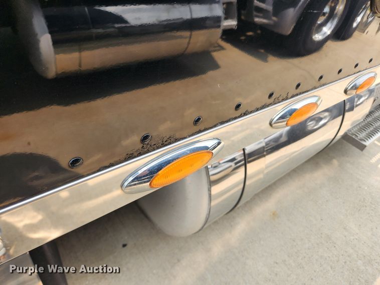 image for item LX9718 2015 Peterbilt 579  semi truck