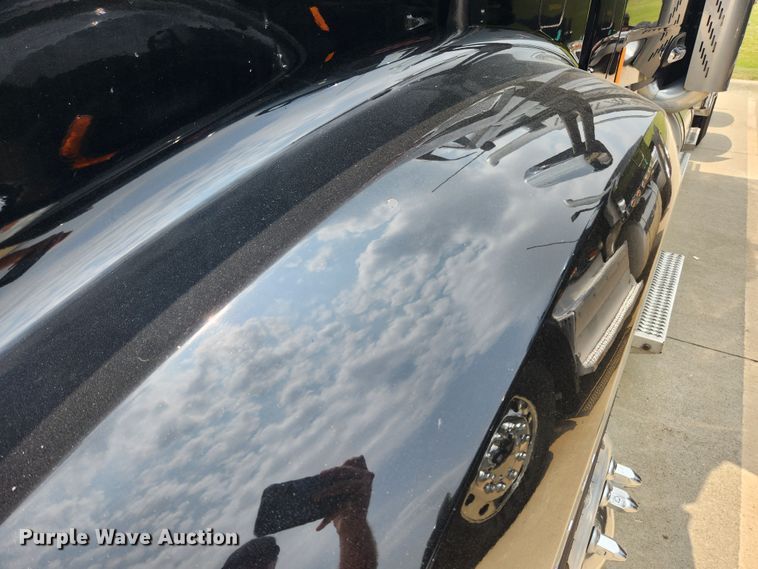 image for item LX9718 2015 Peterbilt 579  semi truck